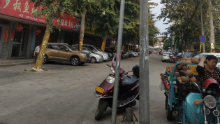 危险！梅江区顺风路一通信立杆根部断裂并移位