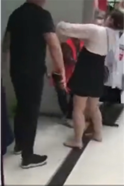 河南官方回应“城管因1块钱脚踢保洁员”：当事人停职调查