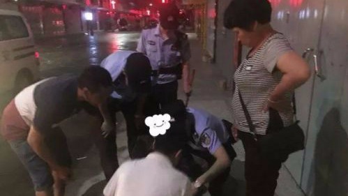 丰顺八旬老人凌晨摔倒路边，警民合力助其回家