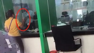 好吓人！梅州一妇女进银行办业务，柜台前突然拿出菜刀…