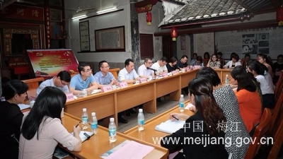 梅江区召开优秀女干部代表座谈会  朱国城参加