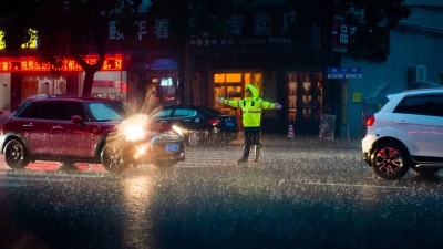 梅城交警冒雨执勤保障城区道路畅通获市民称赞
