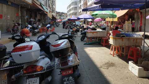 道路中间摆摊做生意！五华横陂镇占道经营现象抬头