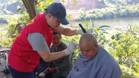 暖心！20多名志愿者看望松口麻风村老人