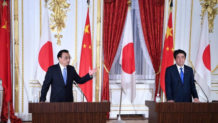 李克强与日本首相安倍晋三共同会见记者