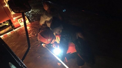 暴雨致兴宁双梧村受灾  消防官兵搜救转移13名受困群众