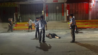 女子不省人事躺路中，怎么回事？派出所民警紧急出动