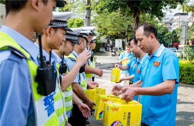 炎炎夏日 我市爱心企业为一线民警送清凉