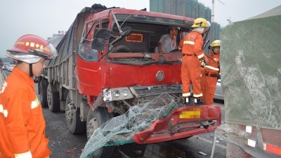 丰顺金河大桥一货车追尾，司机被困驾驶室