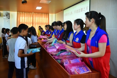 丰顺汤南中心小学开展“爱心之家”活动关爱留守儿童