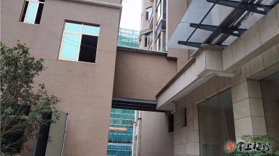 商户违章搭建“空中连廊” 物业：应该有报批