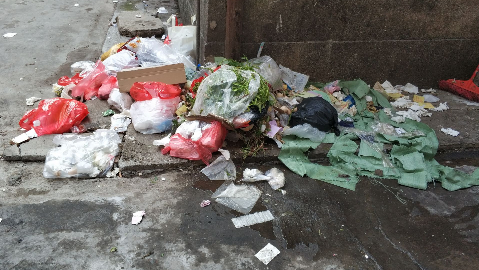 不能忍！梅城中高峰百佳园酒楼后面巷道  乱倒垃圾现象不止