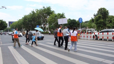 点赞！我市相关部门组织开展首个“文明礼让日”宣传活动