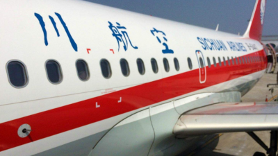 乘客亲历川航客机紧急迫降：几秒钟感觉降落了几千米