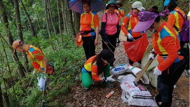 点赞！梅州快乐健行夜徒群组织80多人清洁百岁山