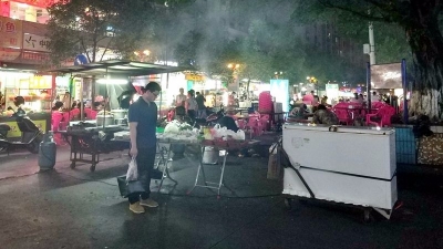 梅县华侨城10多家烧烤摊与城管打“游击”  居民苦不堪言