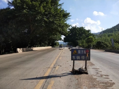 白渡镇三鸟市场门口205国道正在施工，请注意避让！