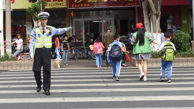 不靠颜值靠行动！梅县区一辅警被网友赞“最帅交警”