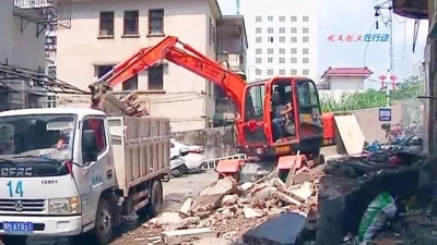 大埔县执法部门整治“六乱”现象 拆除同仁路违建物