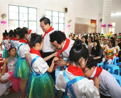 曾永祥、廖茂忠率队看望慰问少年儿童及教职员工