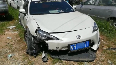 一小车深夜在环岛“打转”撞了，司机说没飙车