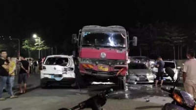丰顺县城环城路一货车为避车竟冲进停车场 多辆车遭殃