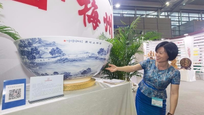 文博会上大埔骨质青花瓷聚宝盆获国家级金奖