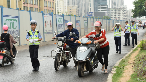 无证逆行，罚1000元+扣车！交警整治梅城江南中环路摩托逆行
