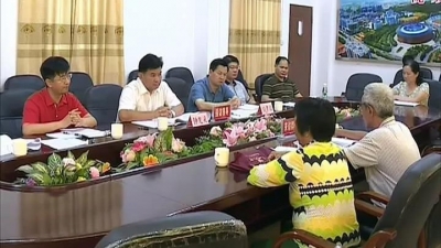 区委书记钟光灵在区政府人民来访接待厅约访群众