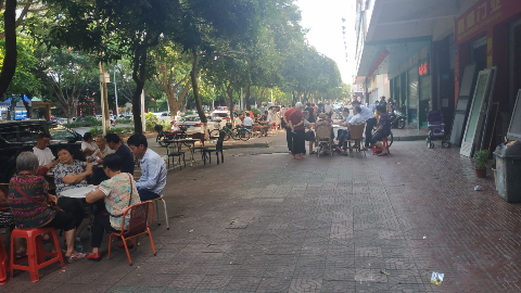 煞“风景”！梅城梅江四路有人路边设摊打牌