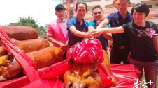 湛江富豪给村民捐的别墅分下去了，村民开心齐入伙