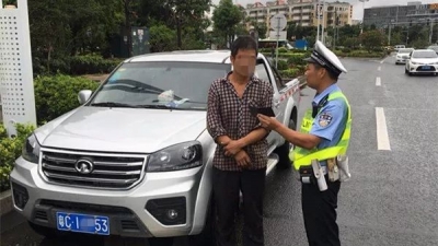 梅州男子换新驾照买新车上路，瞬间被抓！还把亲弟给坑了…