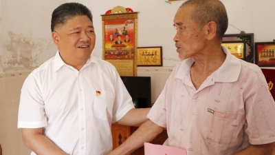吴晖走访慰问五华老党员、困难党员