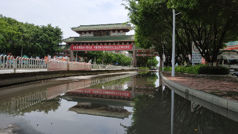 逢雨便水汪汪...梅县新县城门楼周边积水难排
