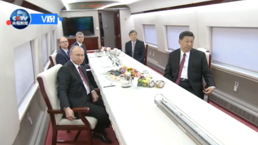 习近平同俄罗斯总统普京同乘中国高铁赴天津
