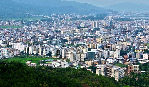 平远县环卫所清洗道路护栏 全力提升县城顔值