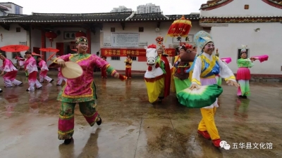 助力“创文”！五华开展竹马舞走基层展演活动