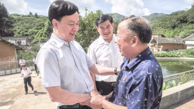 这相视一笑，真好！谭君铁到梅县开展“七一”慰问活动 