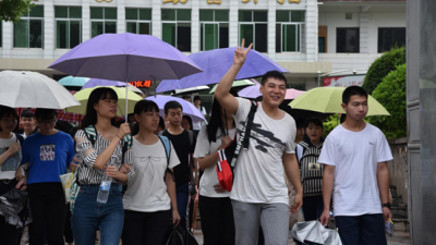 平远高考首日侧记：1437名考生雨中赴考