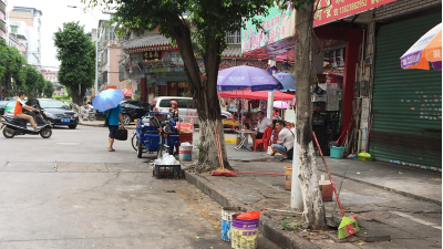 不文明！梅城不少绿化树犹如“杂物架”，该改改了