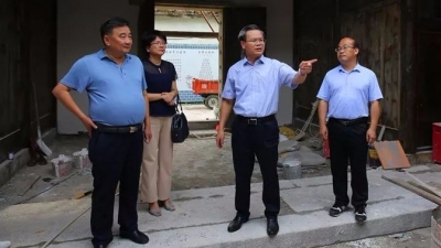 曾永祥督查新农村古房屋修缮改造和精准脱贫工作开展情况