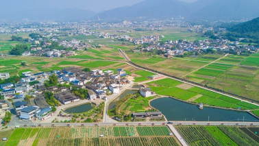 力争用十年左右时间将2042个行政村建成美丽宜居村