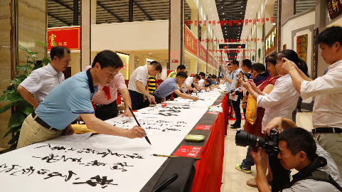 五华百名书法家百米长卷展风姿