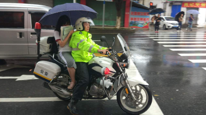 高考结束了，请别忘了梅州这群人汗水和雨水交织的背影！