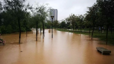 今日五华长乐公园被浸 工人迅速清淤恢复公园容貌