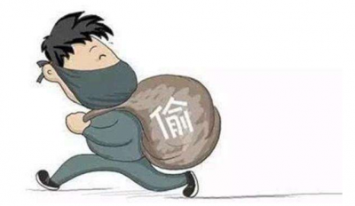 五华一摩托车主忘锁尾箱  2017元遭盗贼“顺手牵羊” 