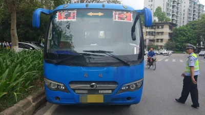 核载19人实载27人！这辆“黑车”刚出门就被梅州交警拦下…