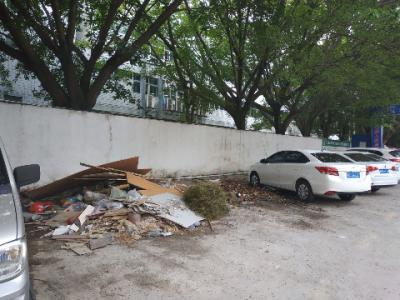 连车位都被占了！梅城一小区旁空地垃圾乱堆无人清理