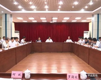 参加市委七届五次全会的平远与会人员28日开展分组讨论