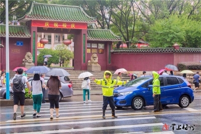 高考首日，梅州交警雨中坚守全力护考，为他们点个赞